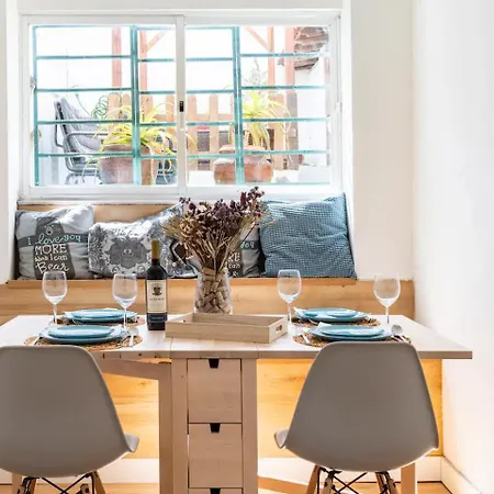 House With Private Garden Bbq, With Easy Parking Near Tejo, Fast Access To Alfama & Downtown Hébergement de vacances Lisboa