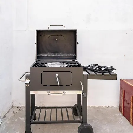 House With Private Garden Bbq, With Easy Parking Near Tejo, Fast Access To Alfama & Downtown * Lisboa