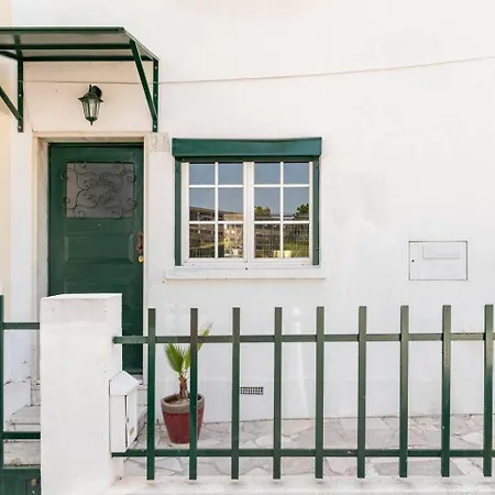 別荘 House With Private Garden Bbq, With Easy Parking Near Tejo, Fast Access To Alfama & Downtown リスボン