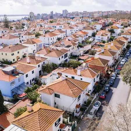 Holiday home Terrace House, With Easy Parking Walk To Riverfront & Tile Museum, Fast Access To Alfama & Downtown Lisbon
