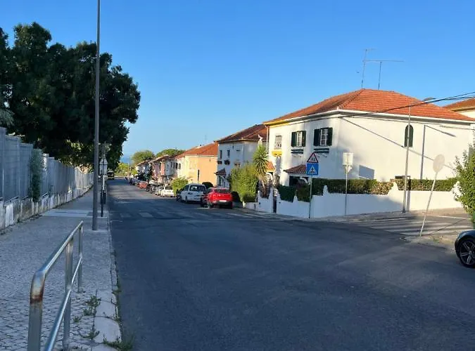 House With Private Garden Bbq, With Easy Parking Near Tejo, Fast Access To Alfama & Downtown Дом отдыха Лиссабон