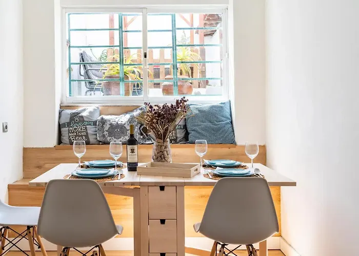 House With Private Garden Bbq, With Easy Parking Near Tejo, Fast Access To Alfama & Downtown Дом отдыха Лиссабон