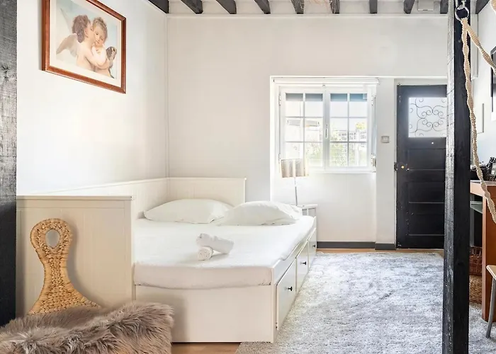 Дом отдыха House With Private Garden Bbq, With Easy Parking Near Tejo, Fast Access To Alfama & Downtown Лиссабон