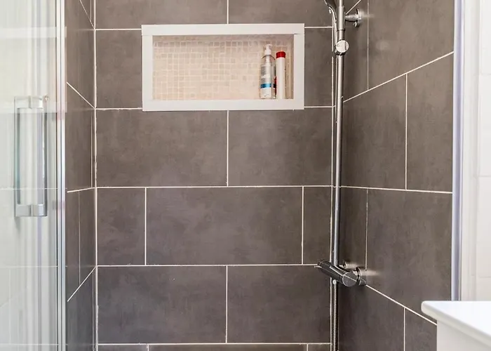 House With Private Garden Bbq, With Easy Parking Near Tejo, Fast Access To Alfama & Downtown Дом отдыха Лиссабон