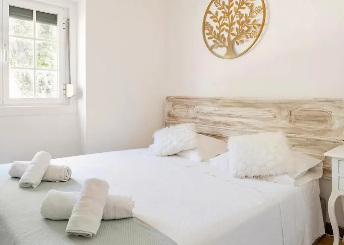 House With Private Garden Bbq, With Easy Parking Near Tejo, Fast Access To Alfama & Downtown * Лиссабон