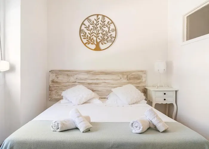 Дом отдыха House With Private Garden Bbq, With Easy Parking Near Tejo, Fast Access To Alfama & Downtown Лиссабон