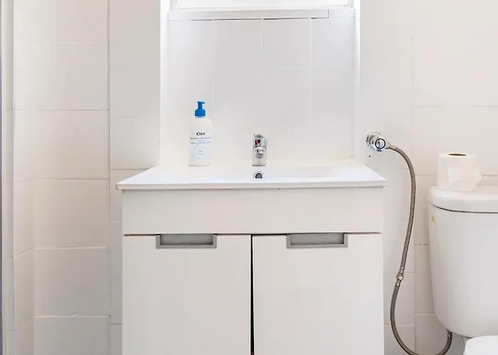 House With Private Garden Bbq, With Easy Parking Near Tejo, Fast Access To Alfama & Downtown *