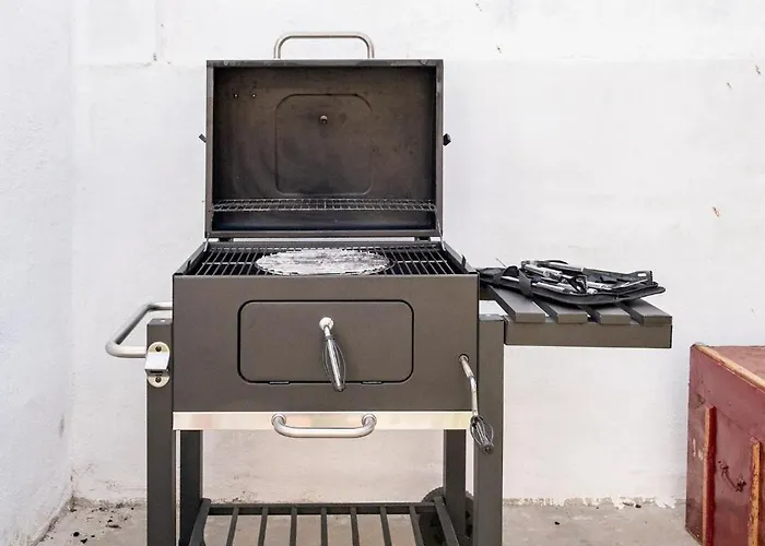 House With Private Garden Bbq, With Easy Parking Near Tejo, Fast Access To Alfama & Downtown * Лиссабон