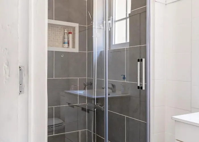 House With Private Garden Bbq, With Easy Parking Near Tejo, Fast Access To Alfama & Downtown * Лиссабон