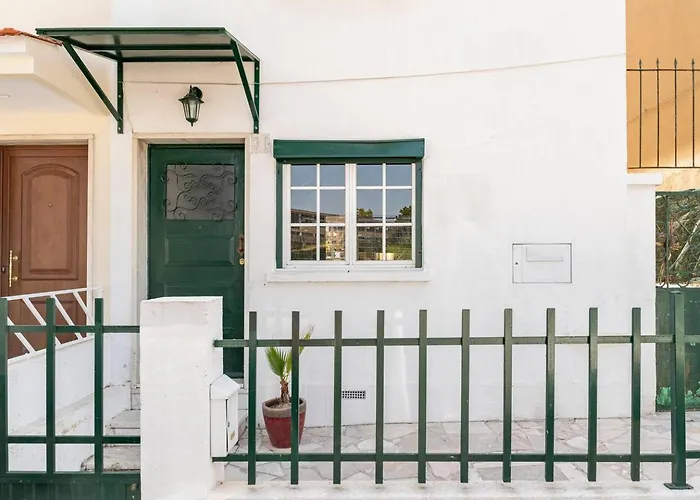 Дом отдыха House With Private Garden Bbq, With Easy Parking Near Tejo, Fast Access To Alfama & Downtown Лиссабон