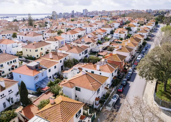 Дом отдыха House With Private Garden Bbq, With Easy Parking Near Tejo, Fast Access To Alfama & Downtown Лиссабон