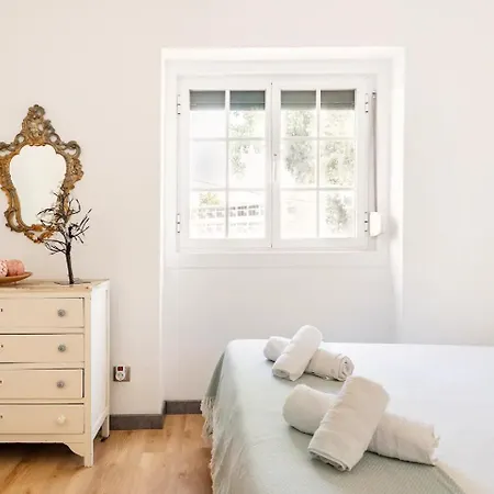 Holiday home House With Private Garden Bbq, With Easy Parking Near Tejo, Fast Access To Alfama & Downtown