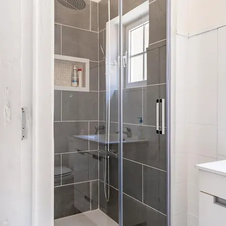 House With Private Garden Bbq, With Easy Parking Near Tejo, Fast Access To Alfama & Downtown * Lisbon